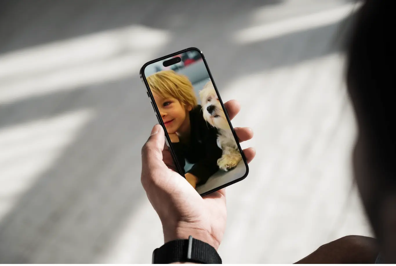 子供と犬がお留守番している様子をスマホで見る